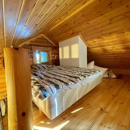 Well Equipped Facing 2 Lakes *
